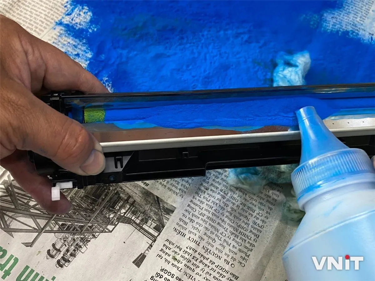 Đổ mực cyan vào hộp mực máy in laser màu tại VNIT