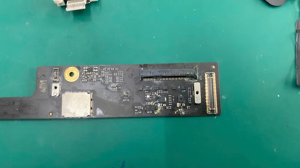 Board USB kiêm phím nguồn của MacBook Air M3 bị vô nước, oxy hoá ở khu vực chân linh kiện