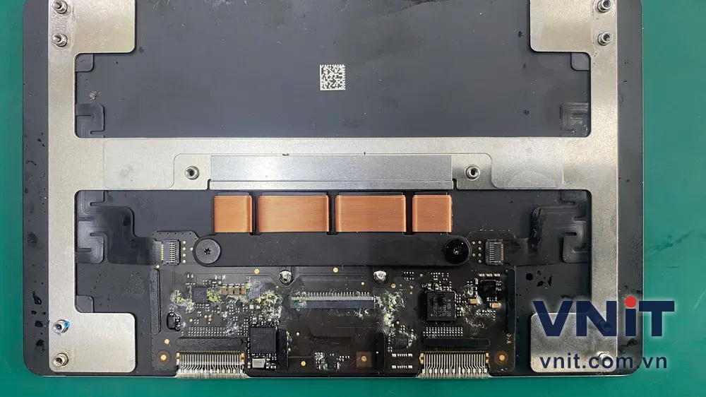 Bo mạch touchpad MacBook Air M3 bị vô nước, oxy hoá ăn mòn thành mảng quanh chân IC