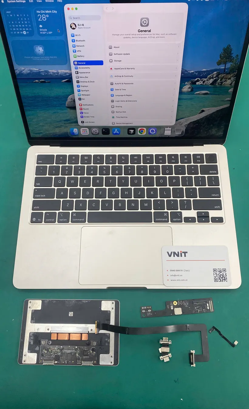 MacBook Air M3 sau khi VNIT sửa xong đã khởi động lại vào macOS, phía dưới là các linh kiện hỏng đã thay ra