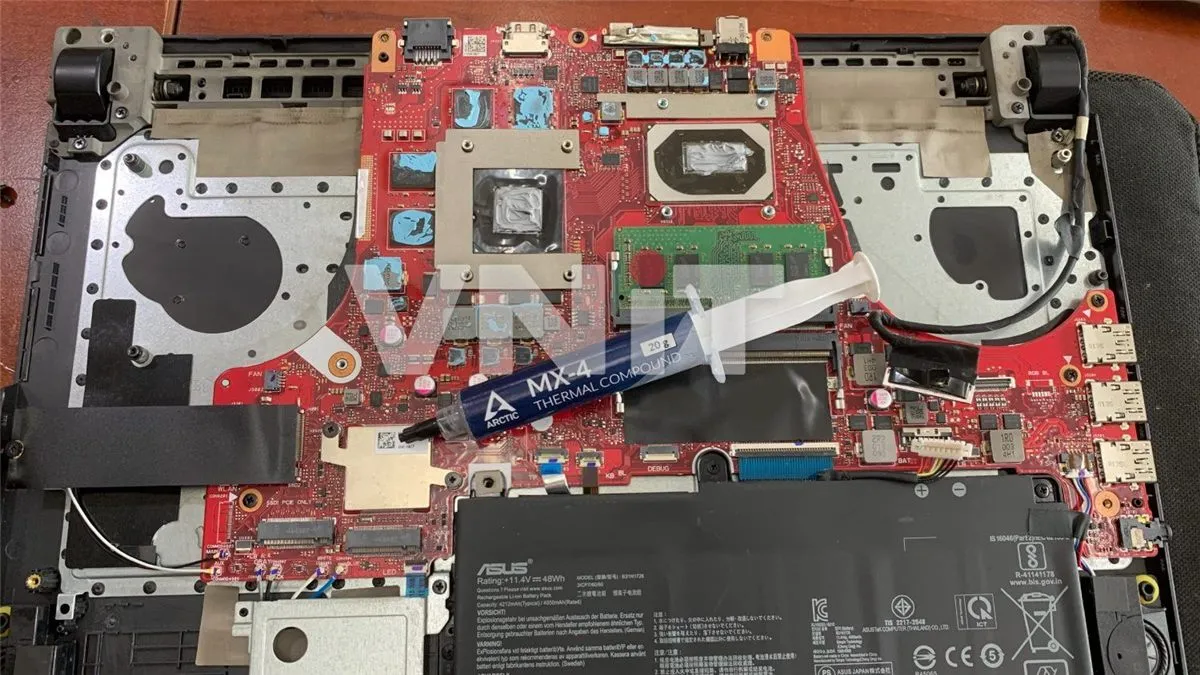 Keo tản nhiệt Arctic MX-4 vừa tra lên CPU và GPU Laptop Gaming ASUS tại VNIT, chưa lắp lốc tản nhiệt